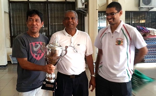 clubkampioenschappen Clubkampioenschappen Arthy Lie ontvangt uit handen van de secretaris van de STA dhr. S. Markiet de kampioenstrofee